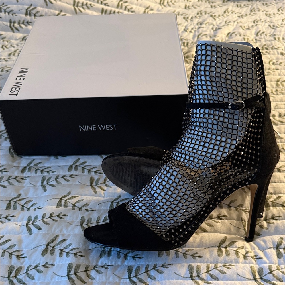CLEARANCE FINAL DISCOUNT Nine West Black and Silver Mesh Heels